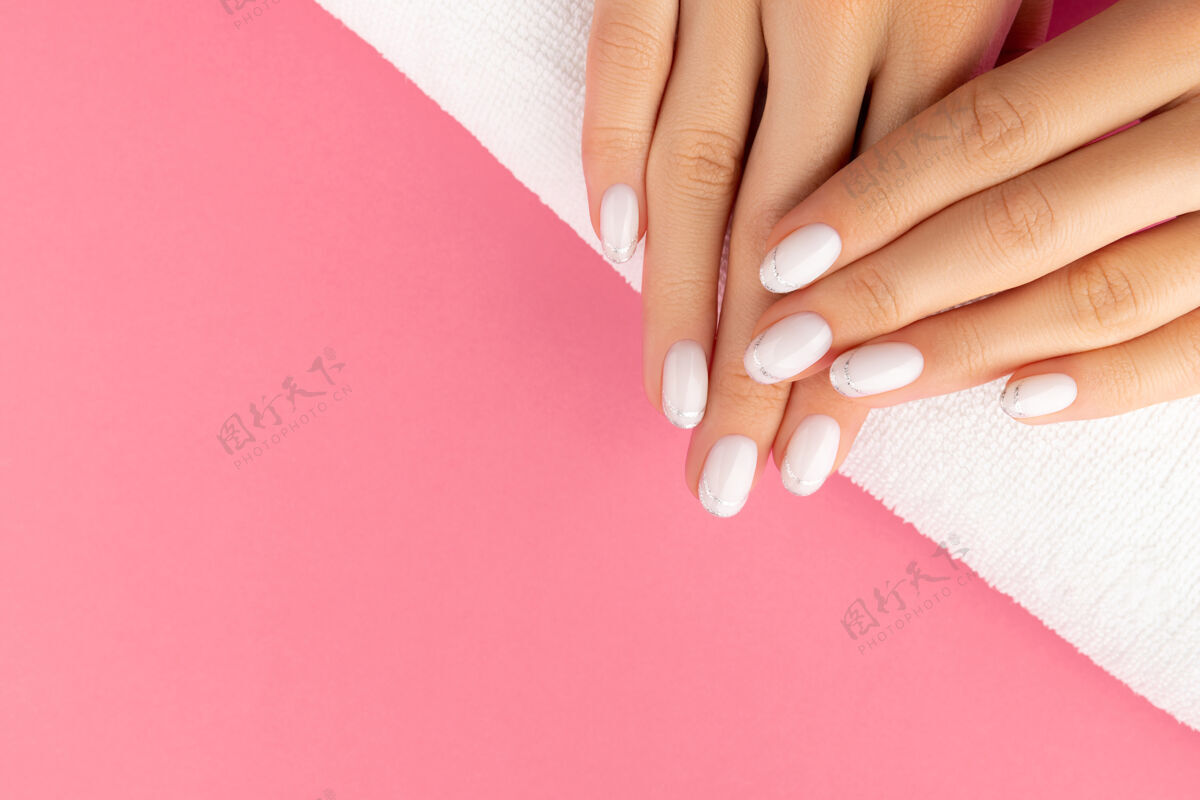 美容院时尚的法国白色美甲女士手指甲油指甲艺术平面