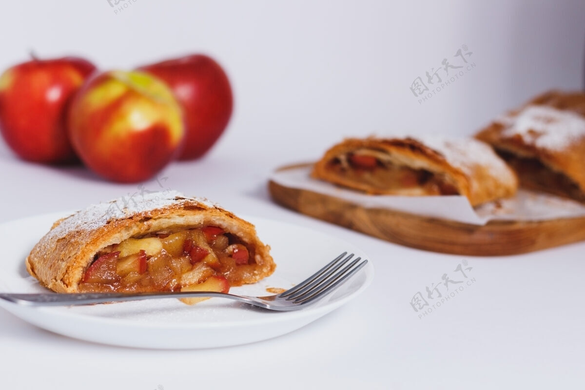 自制传统的自制苹果馅饼放在白色的桌子上卷华丽Strudel