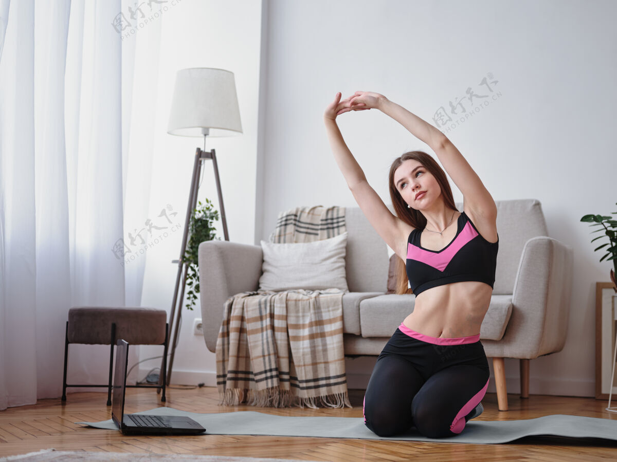 身体这个女孩在做伸展运动家庭健身在家里女人房子私人教练