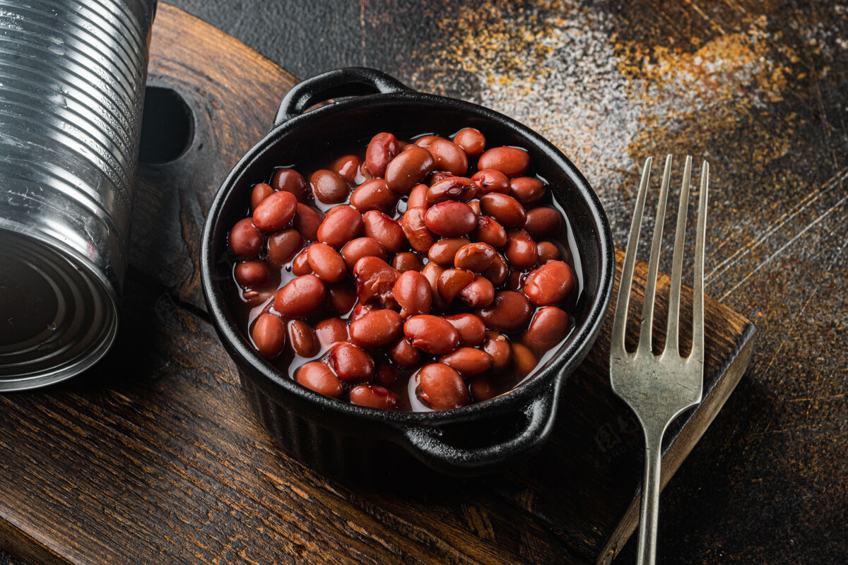 食品阿祖基红豆 在古老的黑色乡村桌子上生的素食者红豆