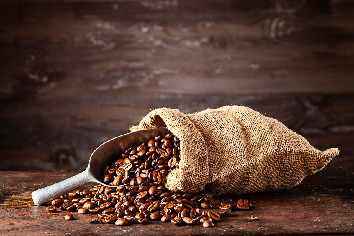 咖啡馆木墙前放着一袋新鲜的烤咖啡织物自然摩卡