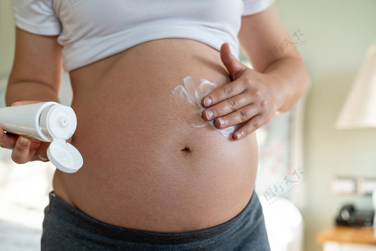 皮肤护理怀着宝宝的孕妇快乐保健孕妇腹部年轻妈妈