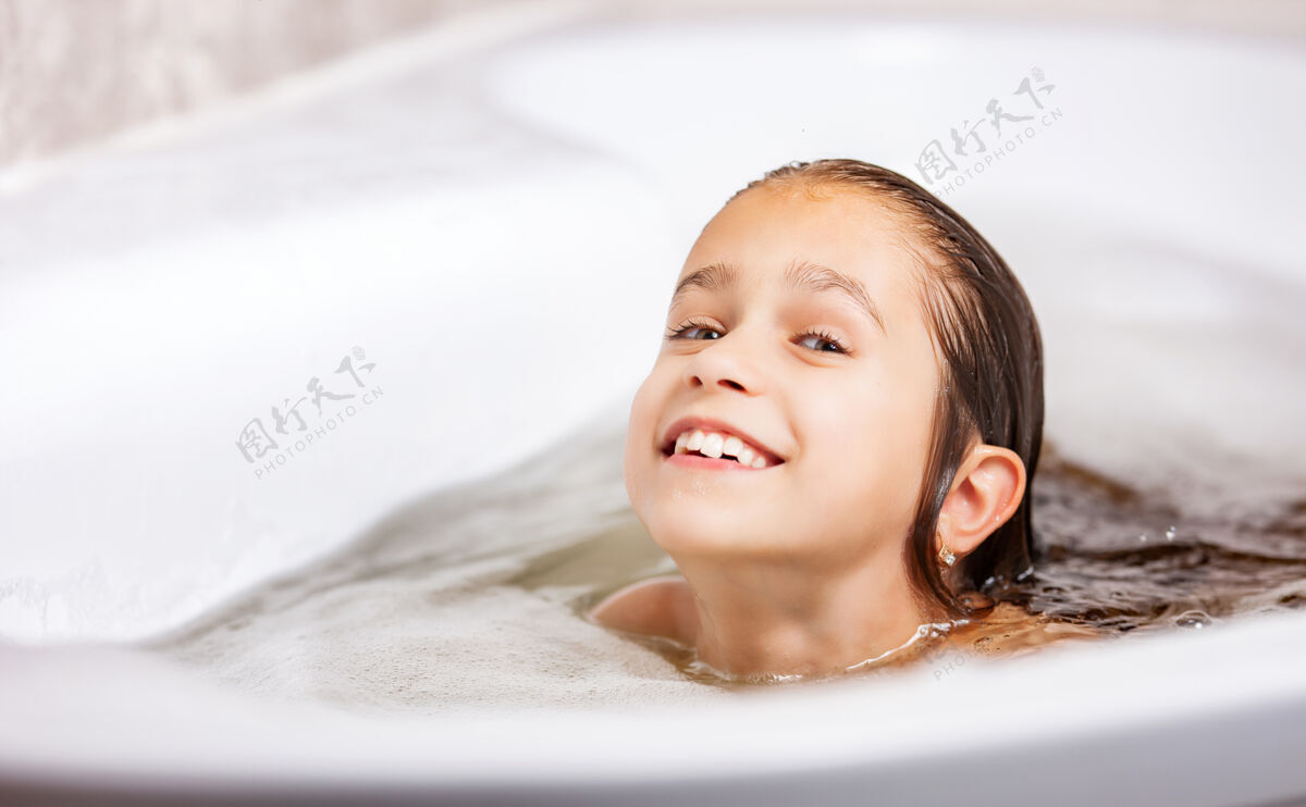 泡沫可爱的白人小女孩在泡沫浴缸里洗澡 在家里享受检疫的乐趣浴缸干净健康
