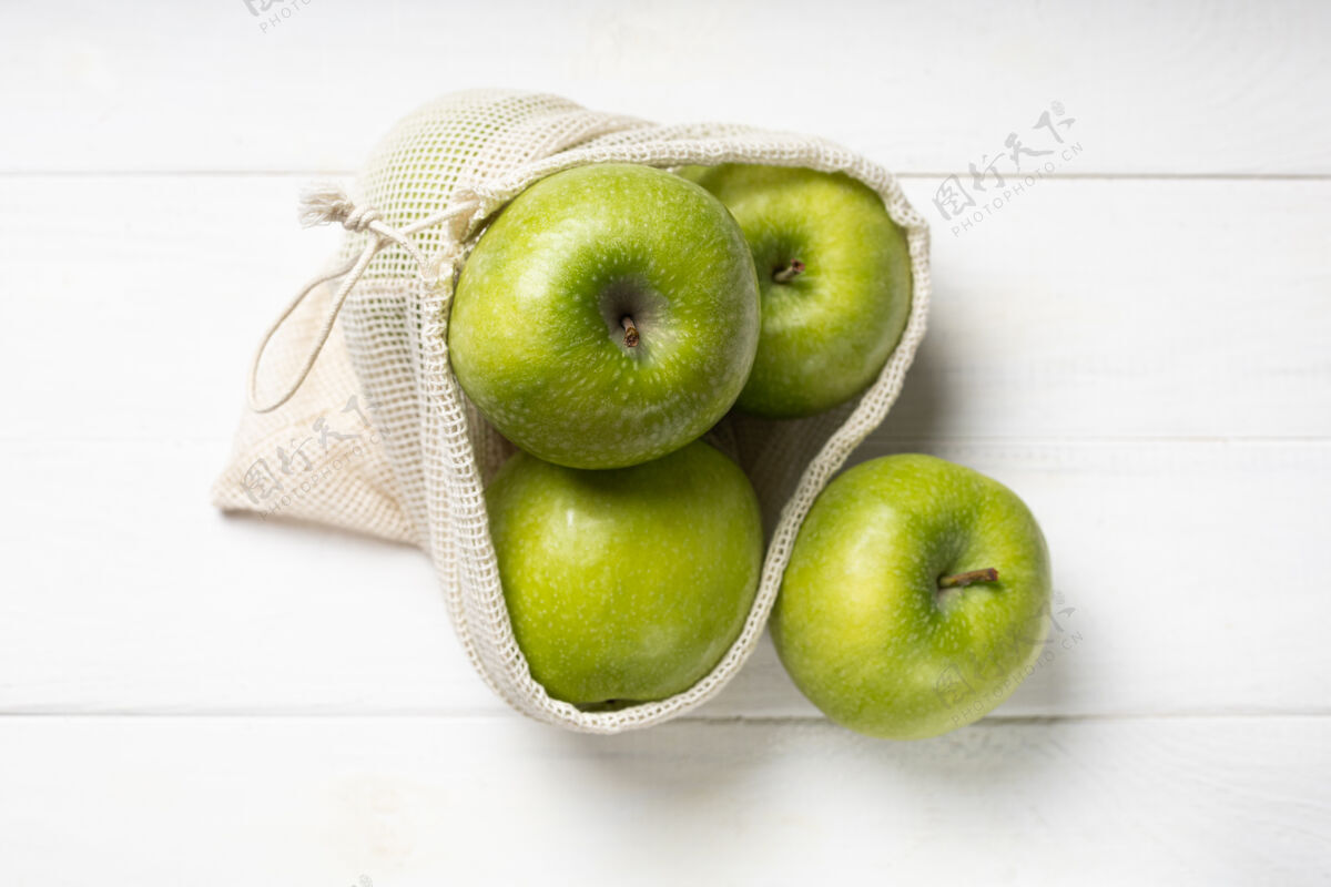 串袋新鲜的绿色苹果在一个环保的水果袋零自然食品