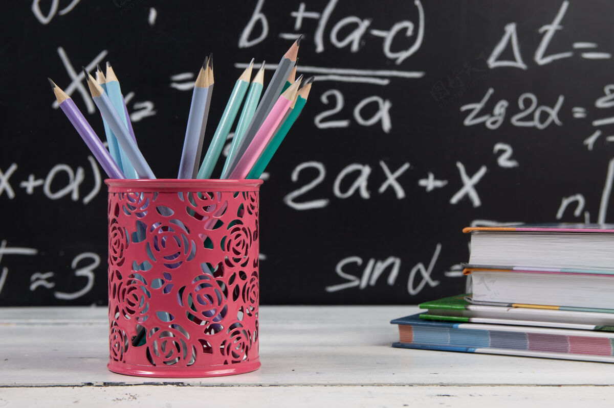 书以数学公式为背景的铅笔和书本黑板铅笔设备