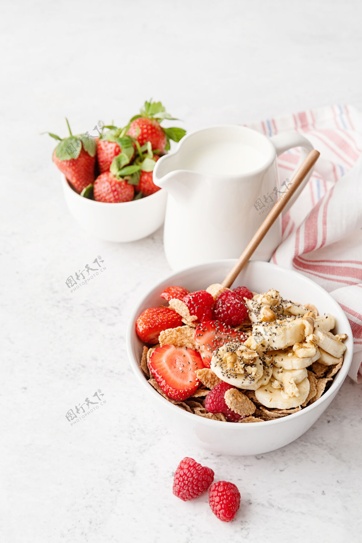 薄片健康饮食健康的早餐 麦片粥 新鲜的浆果和牛奶放在一个有复印空间的碗里早餐零食玉米