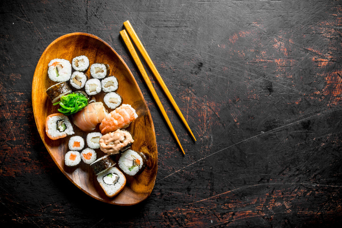 美味各种各样的寿司和面包卷放在一个盘子里金枪鱼亚洲虾