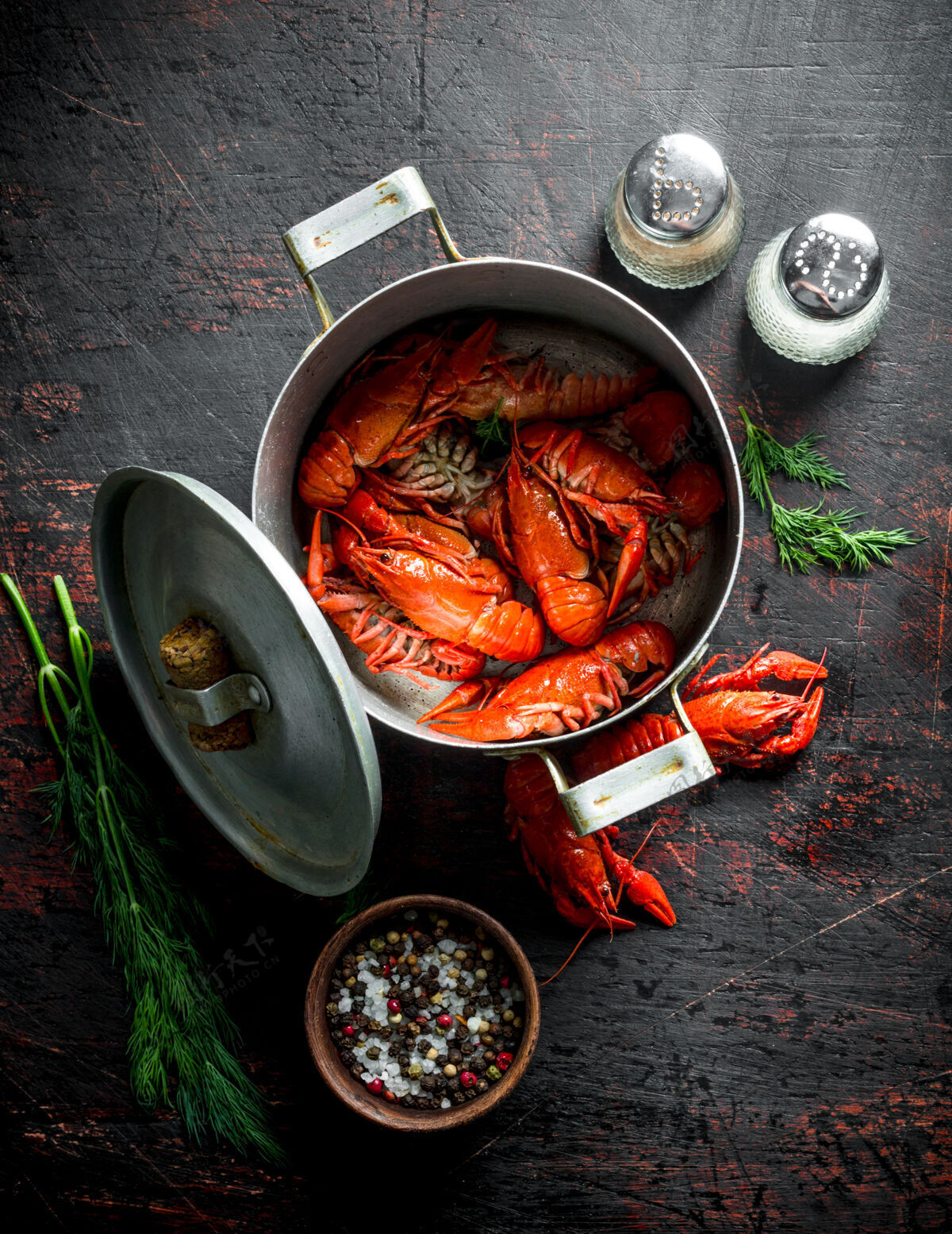 食物用调味料和莳萝放在一只锅里煮红的小龙虾 放在深色的乡村餐桌上海鲜贝类鱼