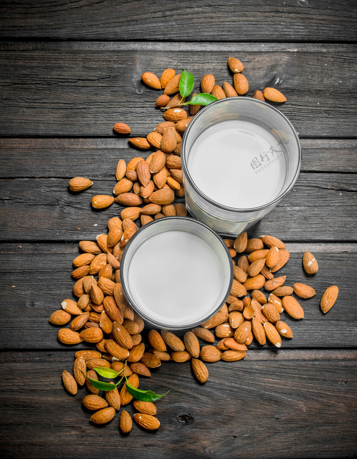 俯视图杏仁牛奶放在木桌上的玻璃杯里饮料营养绿色