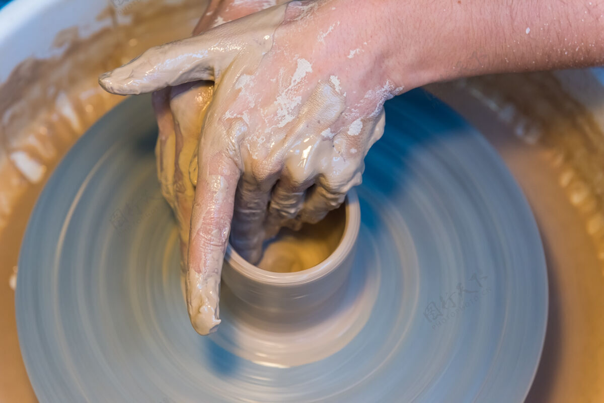 制造陶艺-创造一个粘土杯在过程.shot用一个小把手压力大师罐