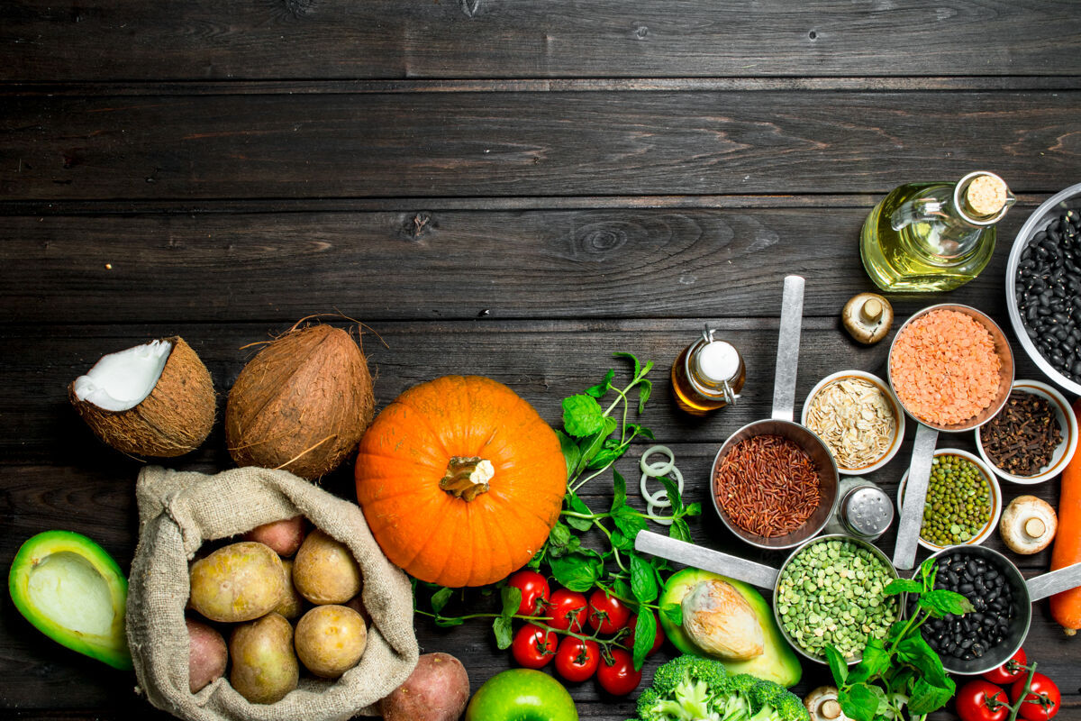 坚果有机食物健康木桌上摆着各种蔬菜水果和豆类种子自然土豆