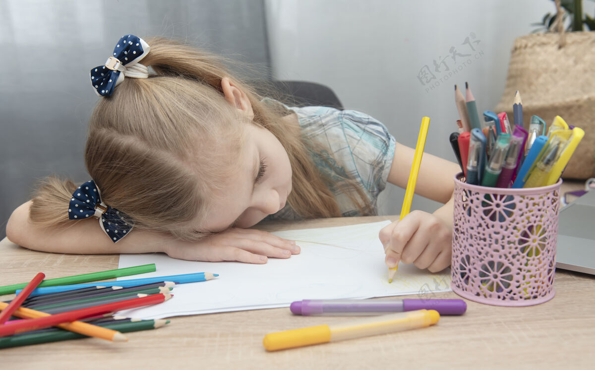 教育可爱的女孩在家里的房间里做作业休闲彩色铅笔小