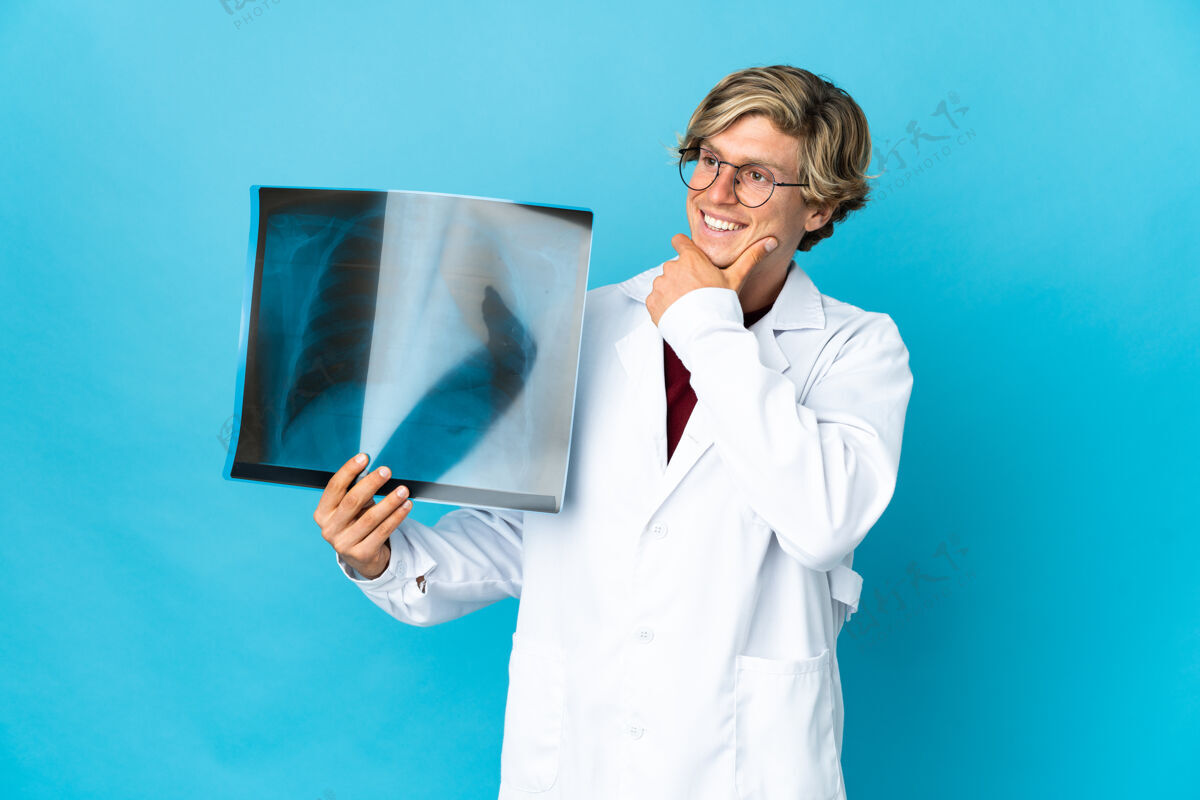 工作专业的创伤科医生微笑着看着身边的人健康微笑肖像