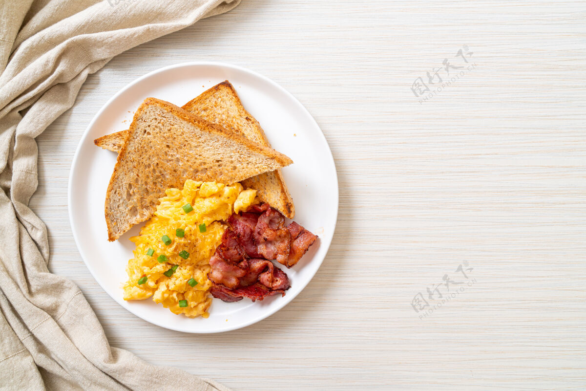 肉早餐有炒鸡蛋 烤面包和培根烤烤煎蛋卷