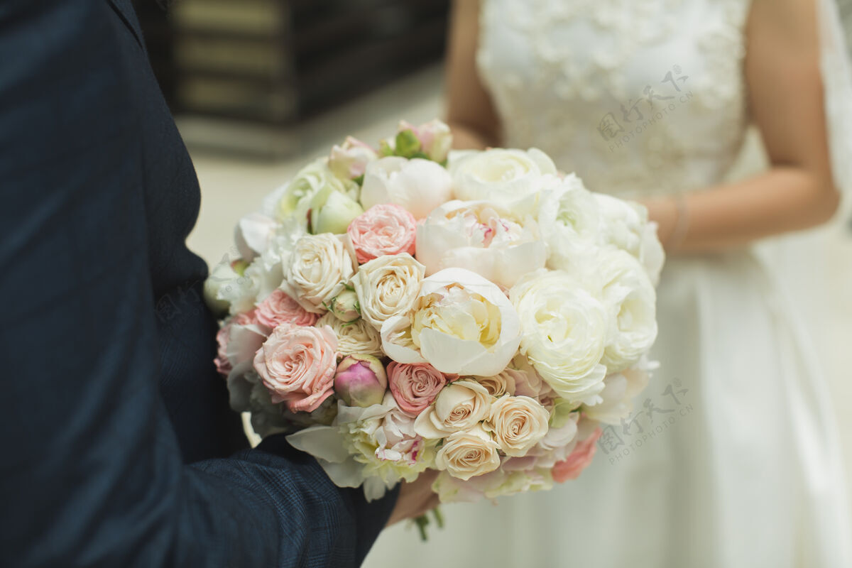 活动新娘手里捧着一束鲜花结婚花质地