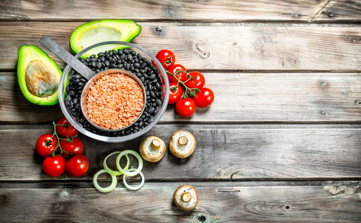 生的健康的食品.豆类用有机蔬菜放在木桌上豆类Chia平衡