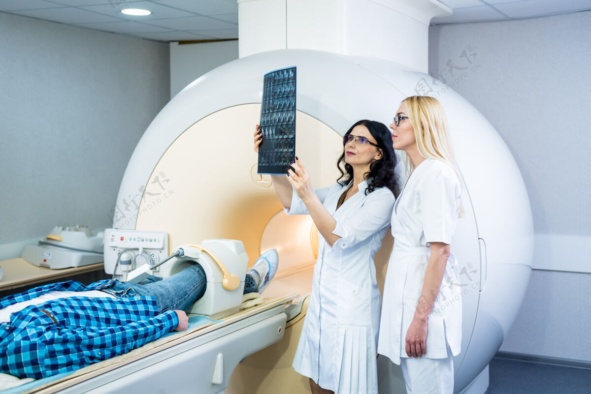 女性放射科医生和一个男性病人一起检查核磁共振扫描扫描仪医生辐射