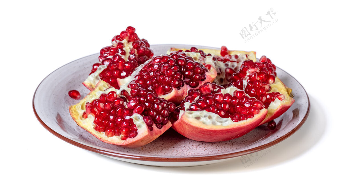抗氧化把成熟的石榴放在盘子里 放在白色的盘子里背景健康水果多汁团体饮食