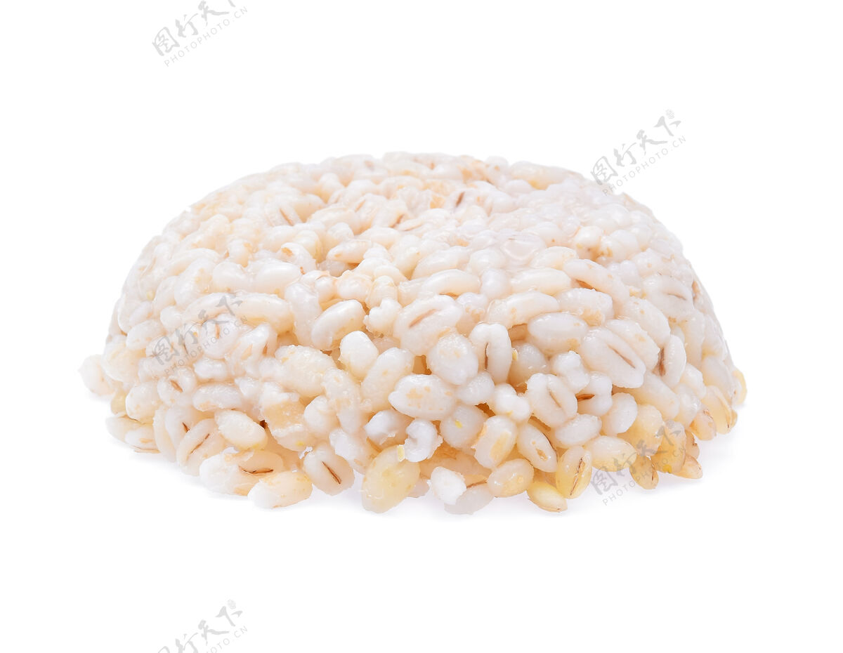 黑麦白色背景上的大麦粒质地玉米勺子