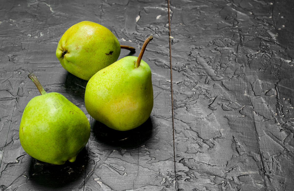 健康整个新鲜梨放在木桌上绿色吃异国情调