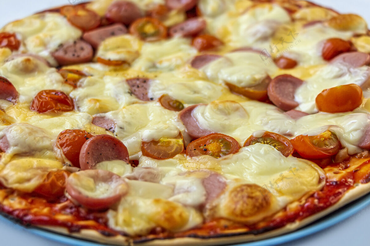 脂肪新鲜美味的自制披萨 番茄 樱桃 香肠和奶酪特写垃圾乡村的卡路里