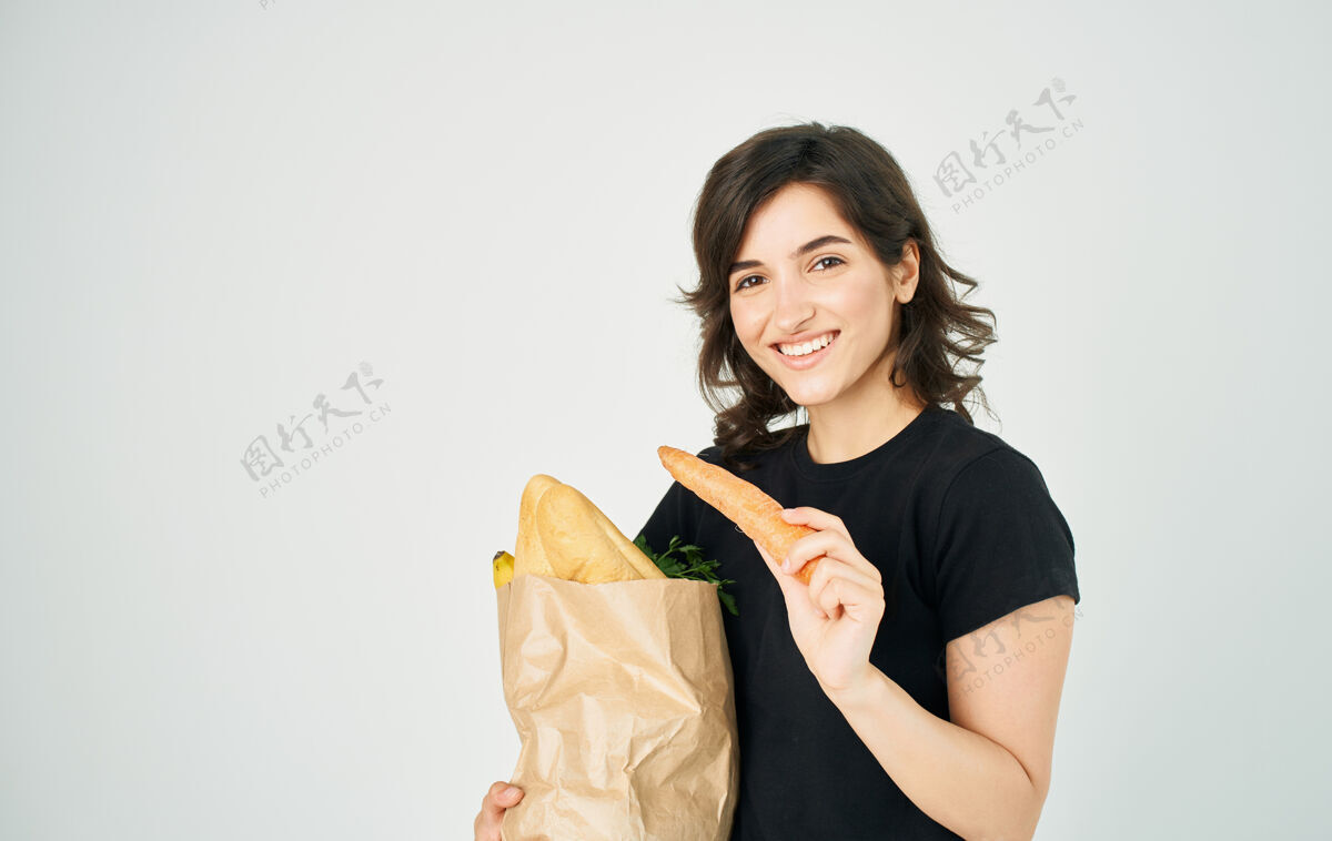 买家女士带着一包健康饮食食品在店内家居购物服务市场包
