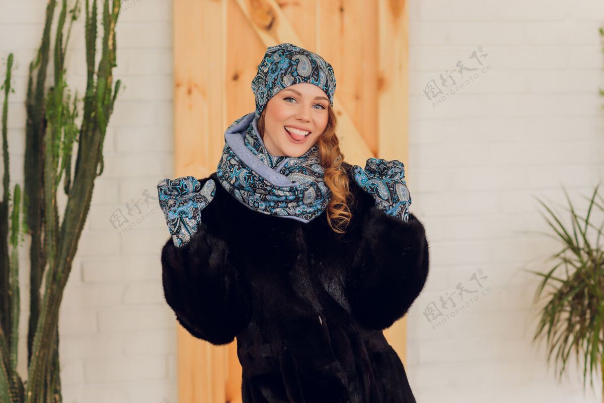 肖像快乐美丽的女人侧身看着兴奋女孩戴着暖和的针织帽子和手套冬季假日漂亮