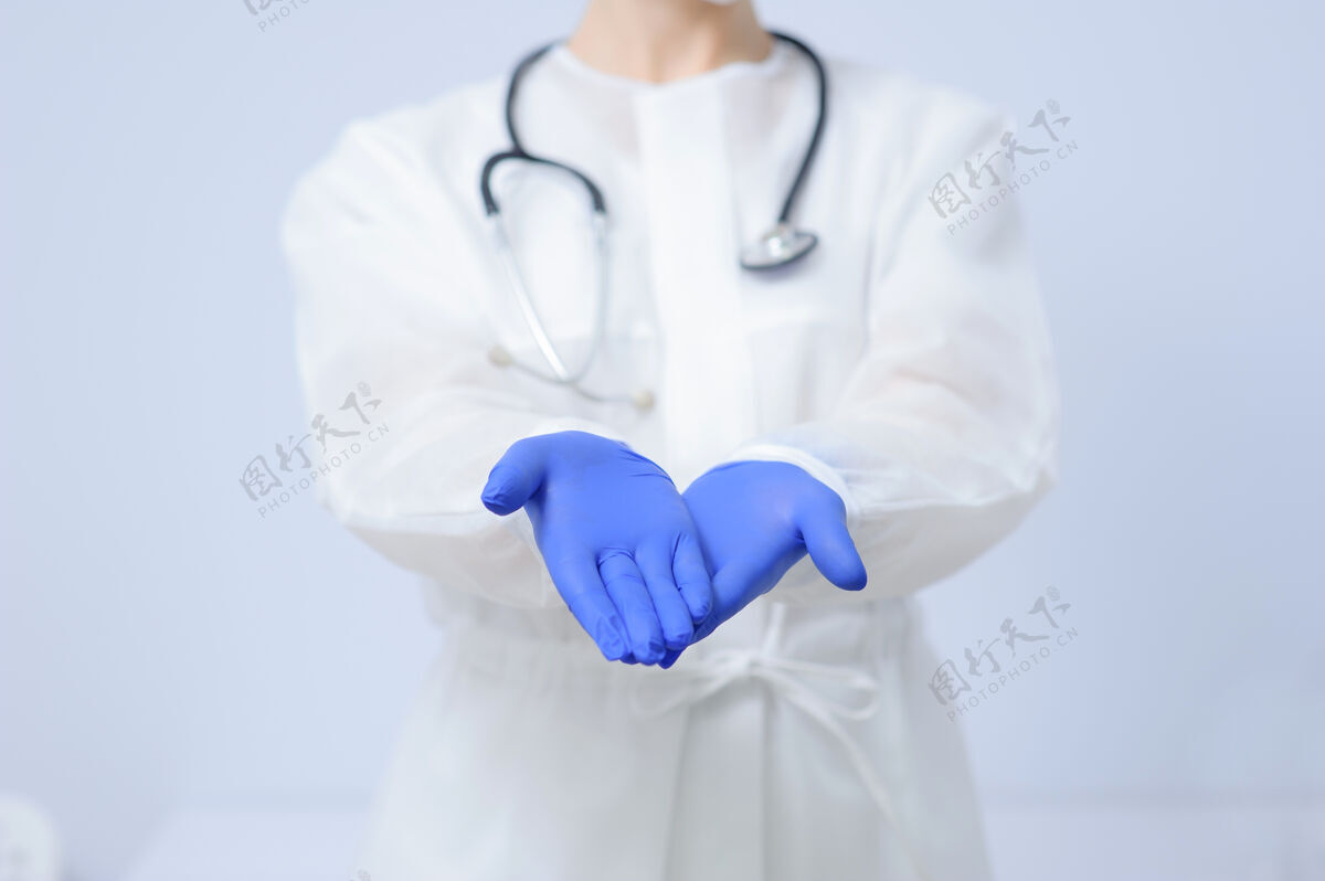 外科医生的手戴着医用手套护士擦洗治疗