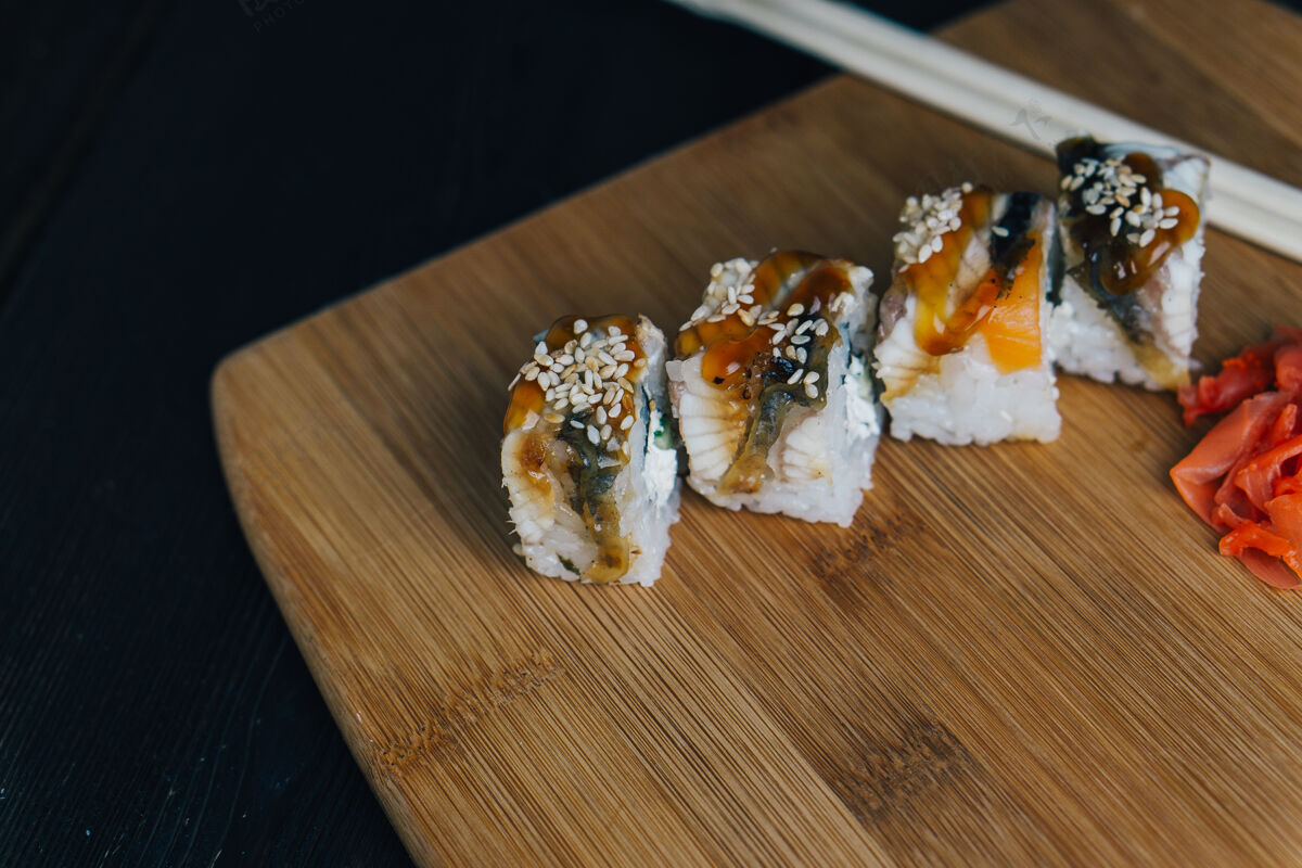 盘子寿司卷筷子日本料理木板晚餐午餐晚餐