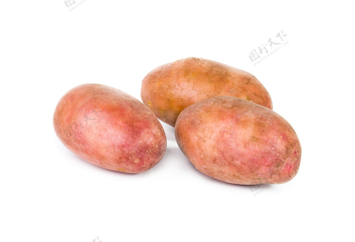 生产两个白底红薯对背景蔬菜