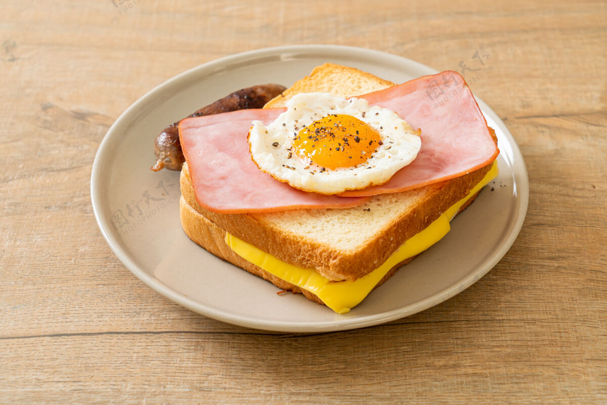 美味早餐自制面包烤芝士火腿炒鸡蛋配猪肉香肠快餐自制蛋