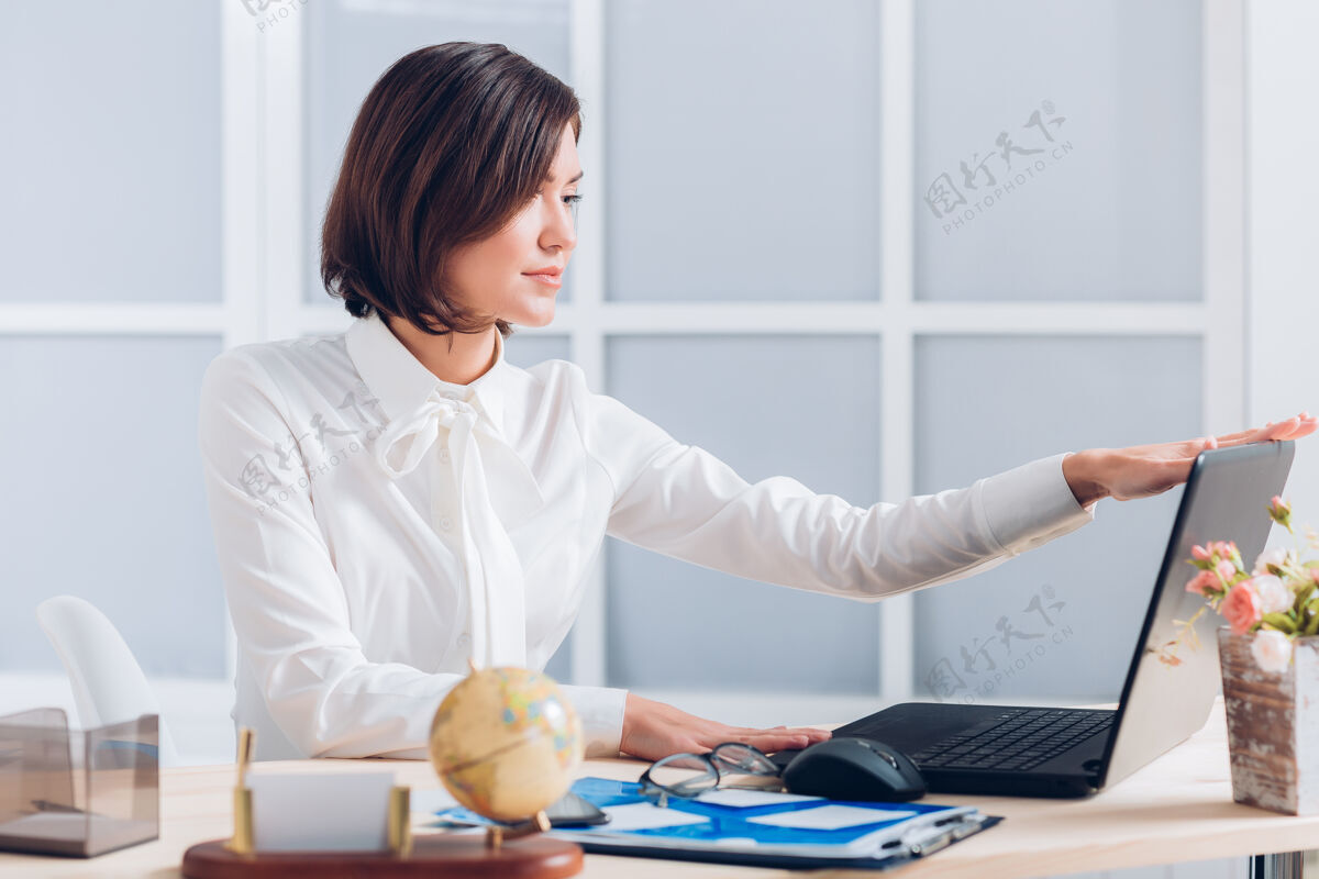 互联网漂亮的女商人在办公室办公桌旁工作笔记本行政人员工作
