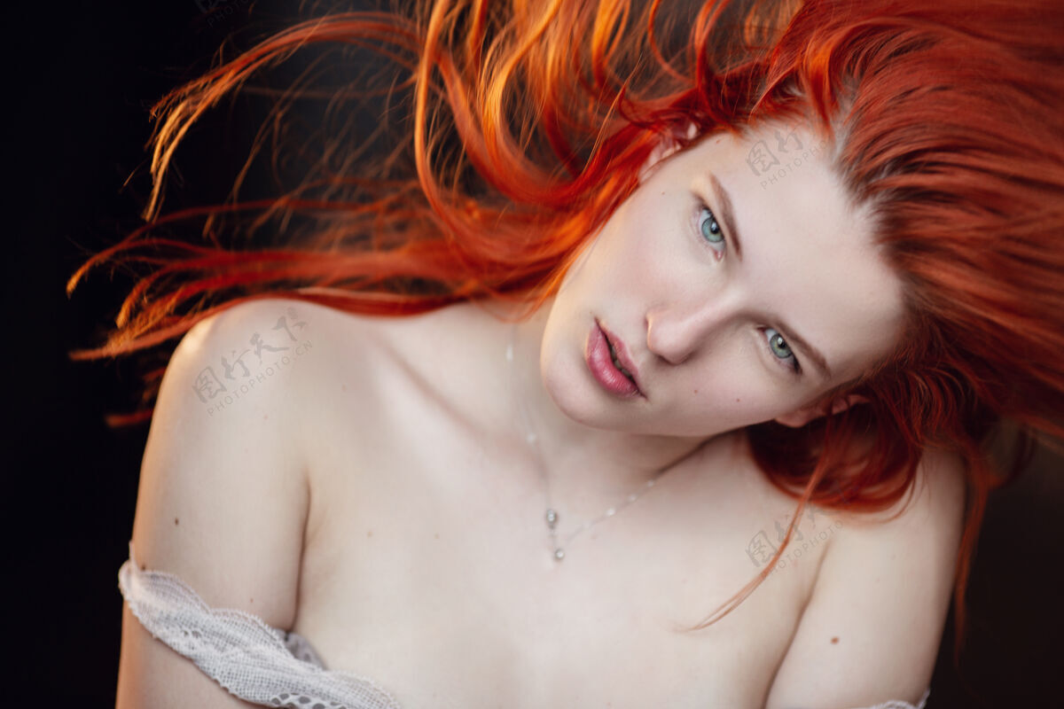 魅力有一个休息肖像一个性感的红发女孩在地板上在木屋里摆姿势手形状文胸