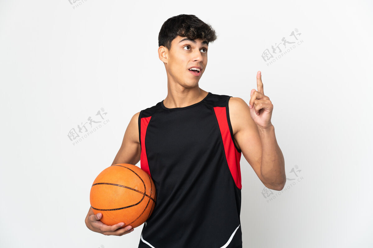 爱好年轻人在孤立的白人背景下打篮球 有一个想法解决方案男孩健身