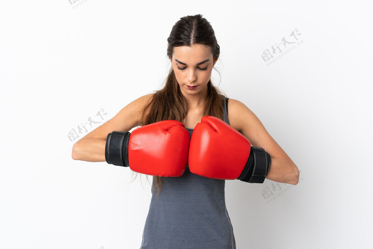 拳击年轻的白人女子戴着拳击手套 被隔离在白色背景下拳击手青少年运动装