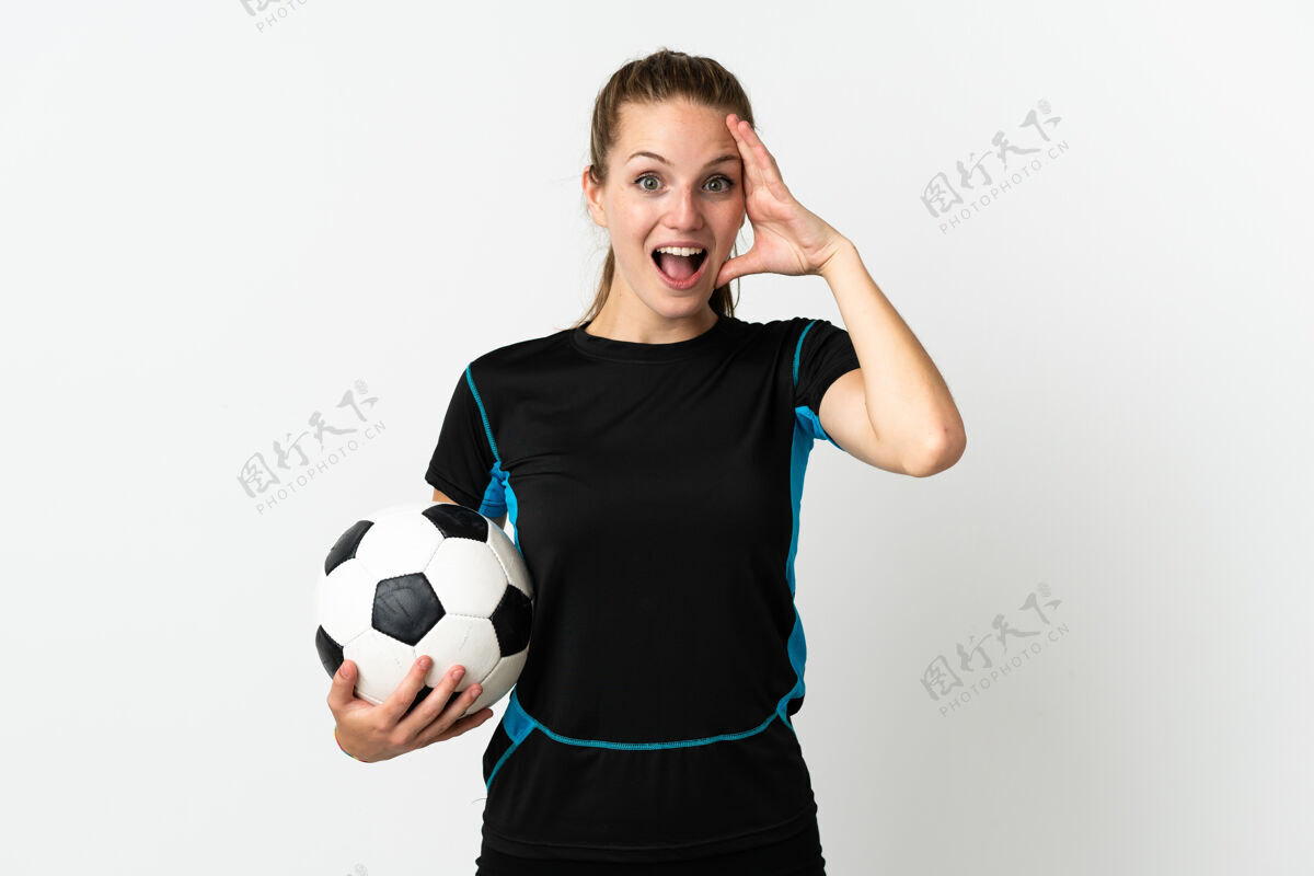 积极一个年轻的足球运动员 一个被隔离在白色背景下 表情惊讶的女人运动比赛女人