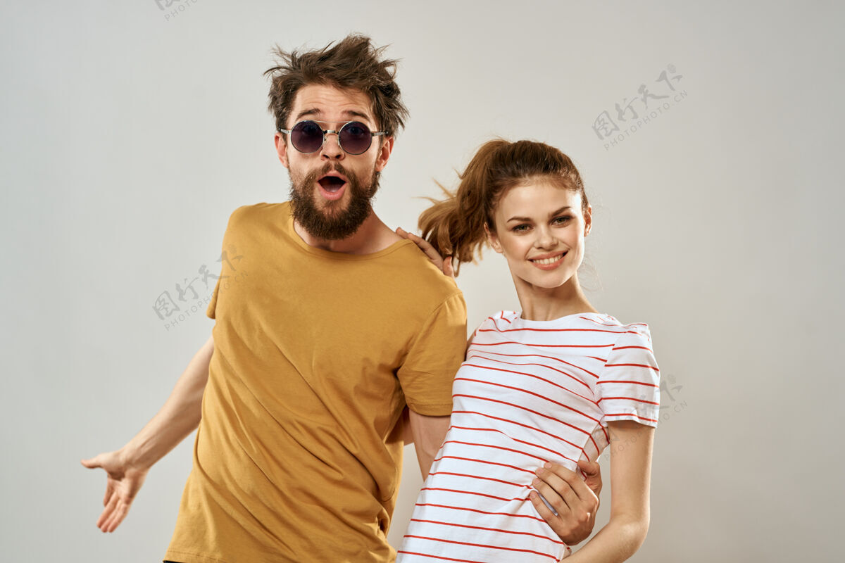 男性戴墨镜的男人和穿条纹t恤的女人在一起男人年轻家庭