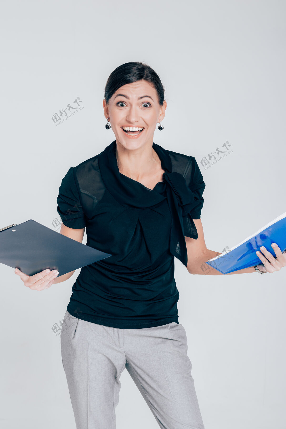 美女一位面带微笑的商务女士拿着一个文件夹 里面有灰色背景的文件微笑商人女