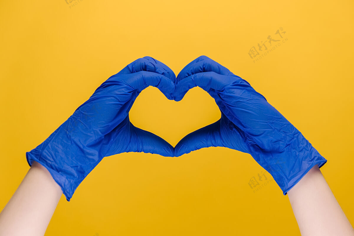 医生男性手戴医用手套做心脏符号浪漫感情心