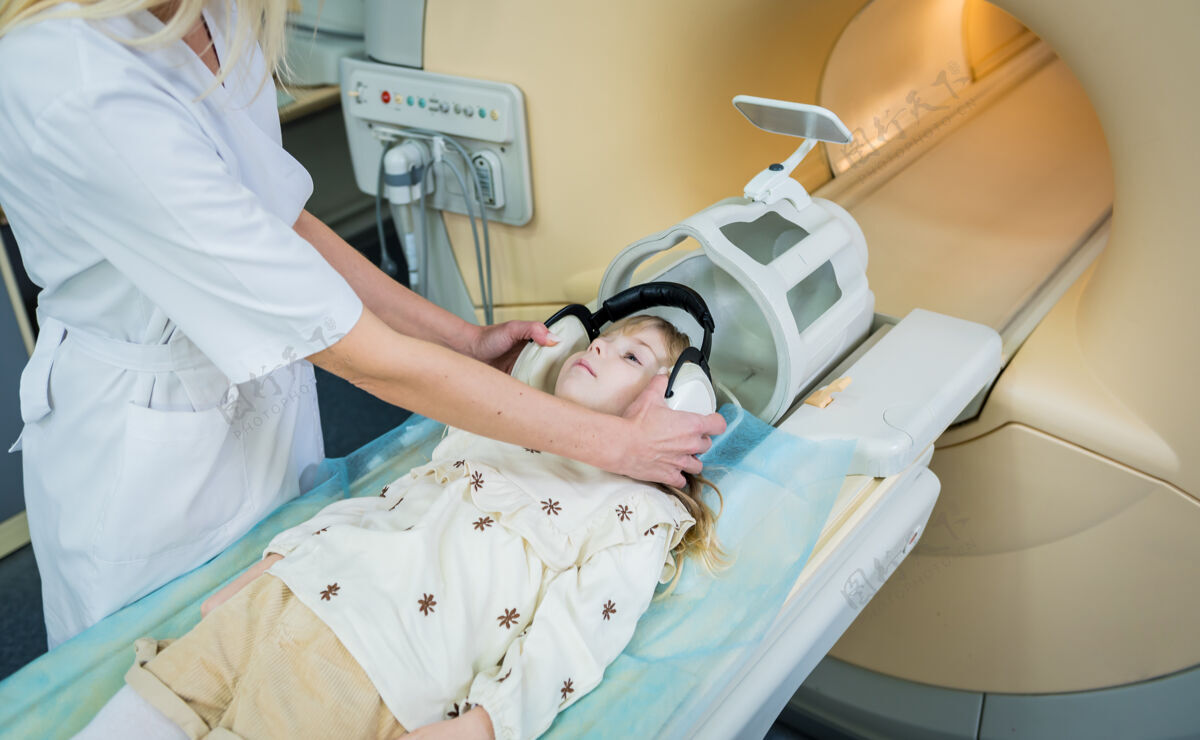 设备放射科医生准备给小女孩做核磁共振脑部检查治疗放射机器