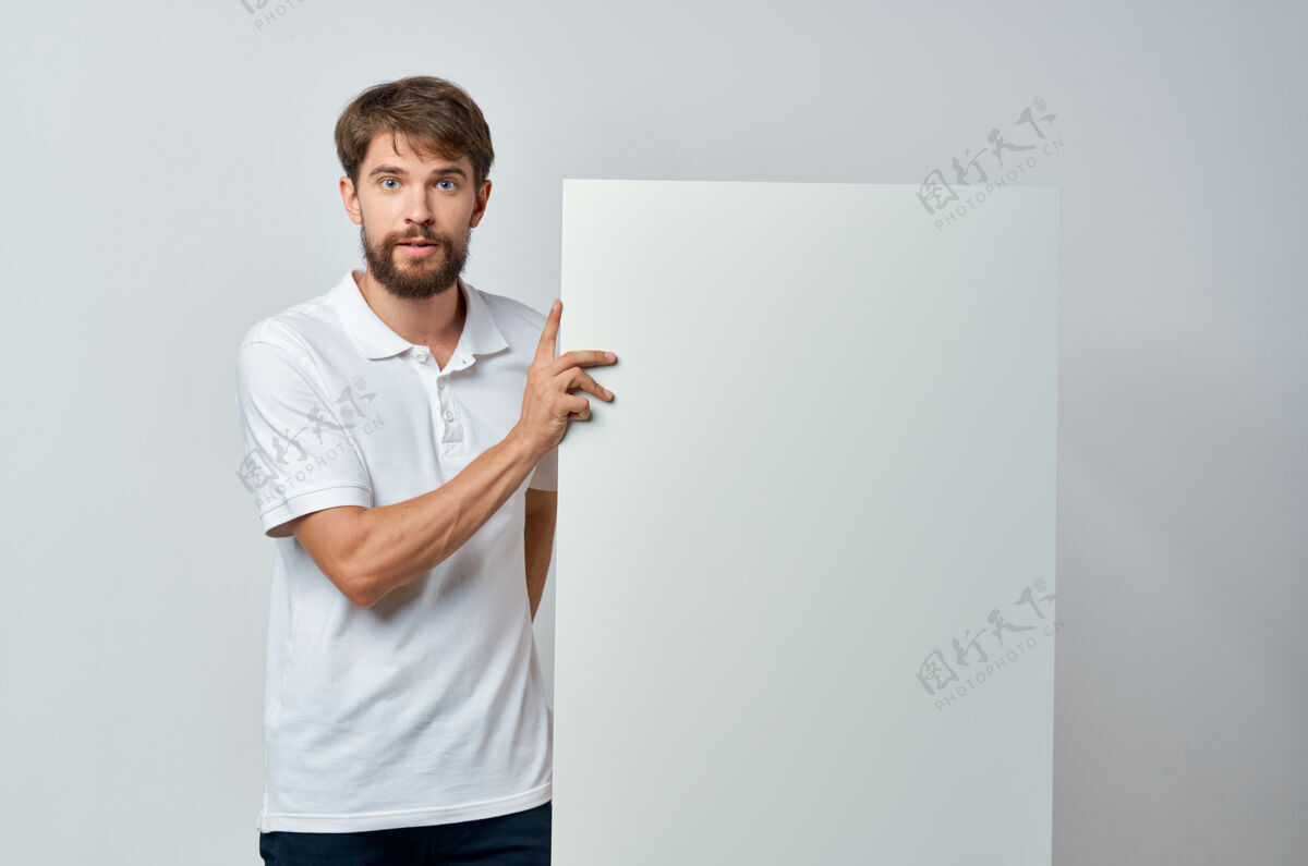 广告牌大胡子男人情感白色模拟广告展示工作室充分肖像标语牌