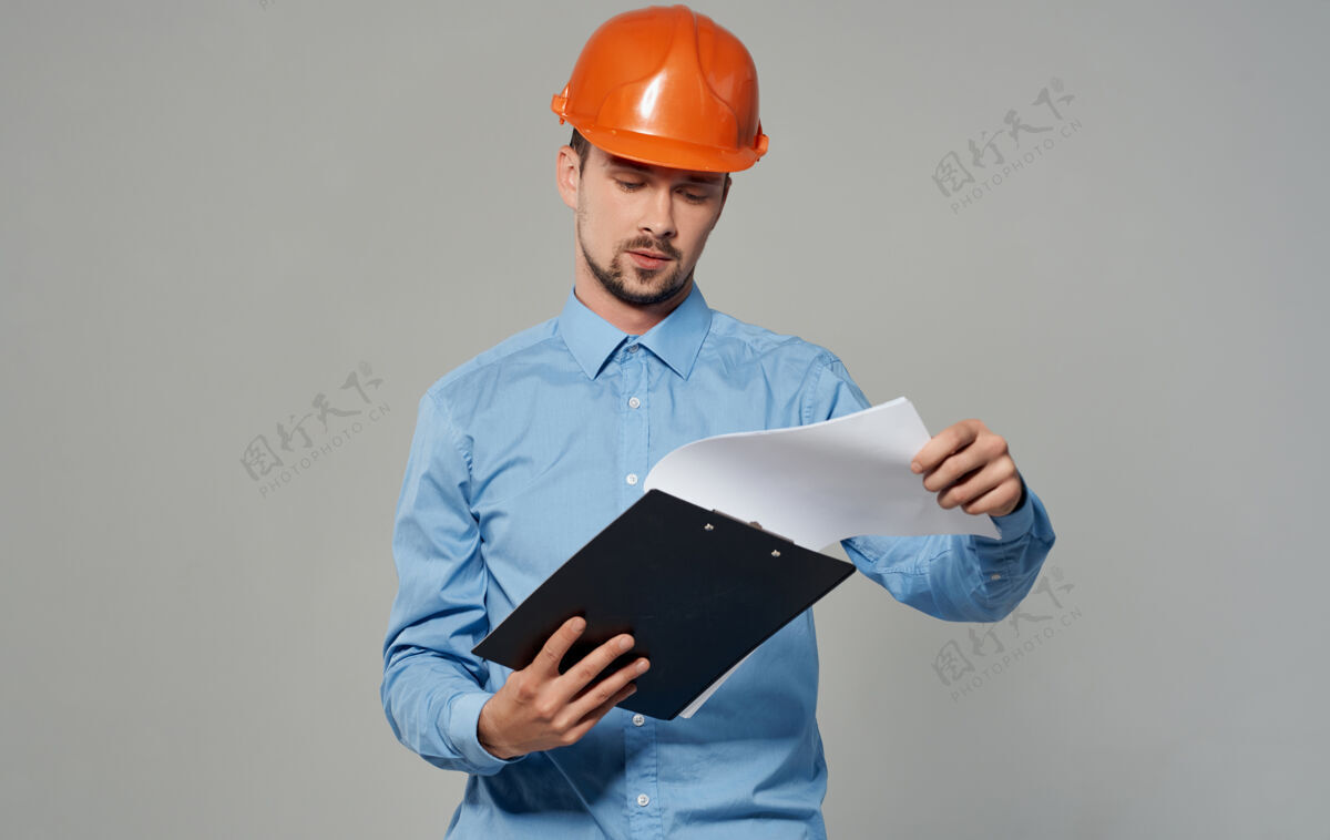 帅哥土木工程师 戴着橙色头盔的建筑工人建筑肖像男性