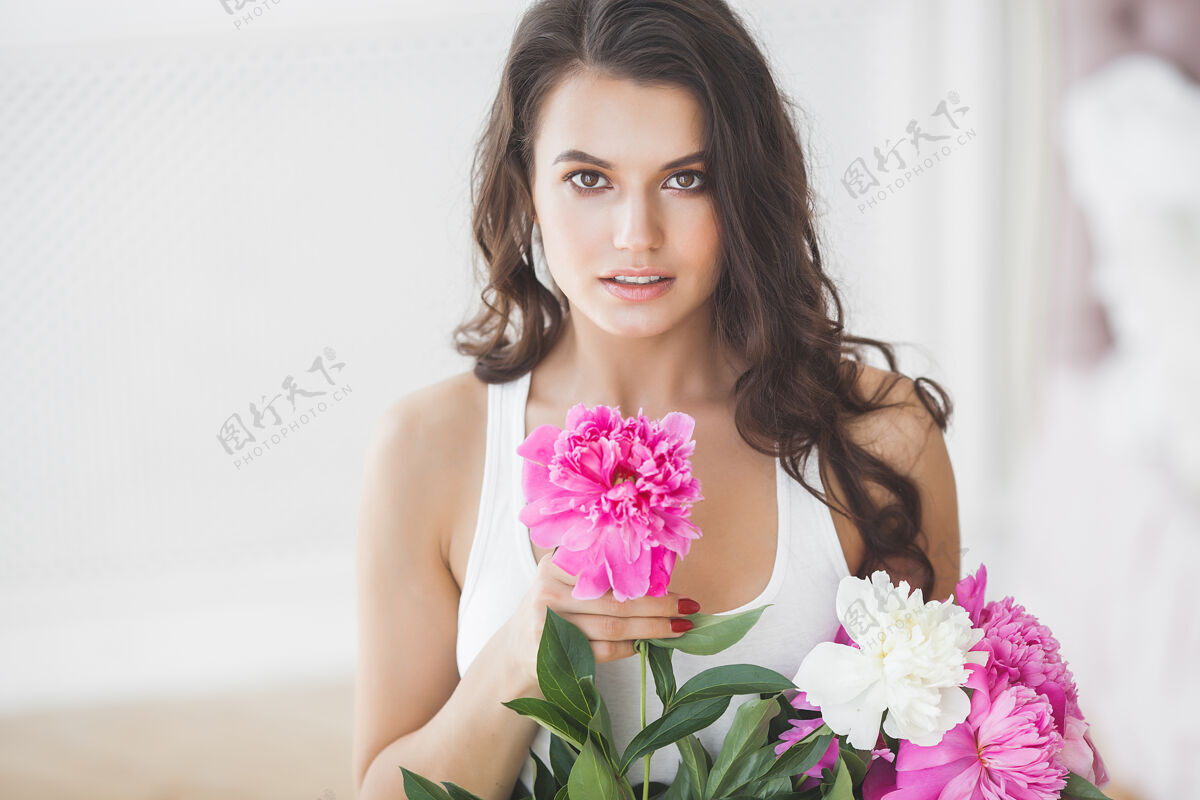 化妆年轻漂亮的女人带着花室内特写漂亮女人的画像成人生日女孩