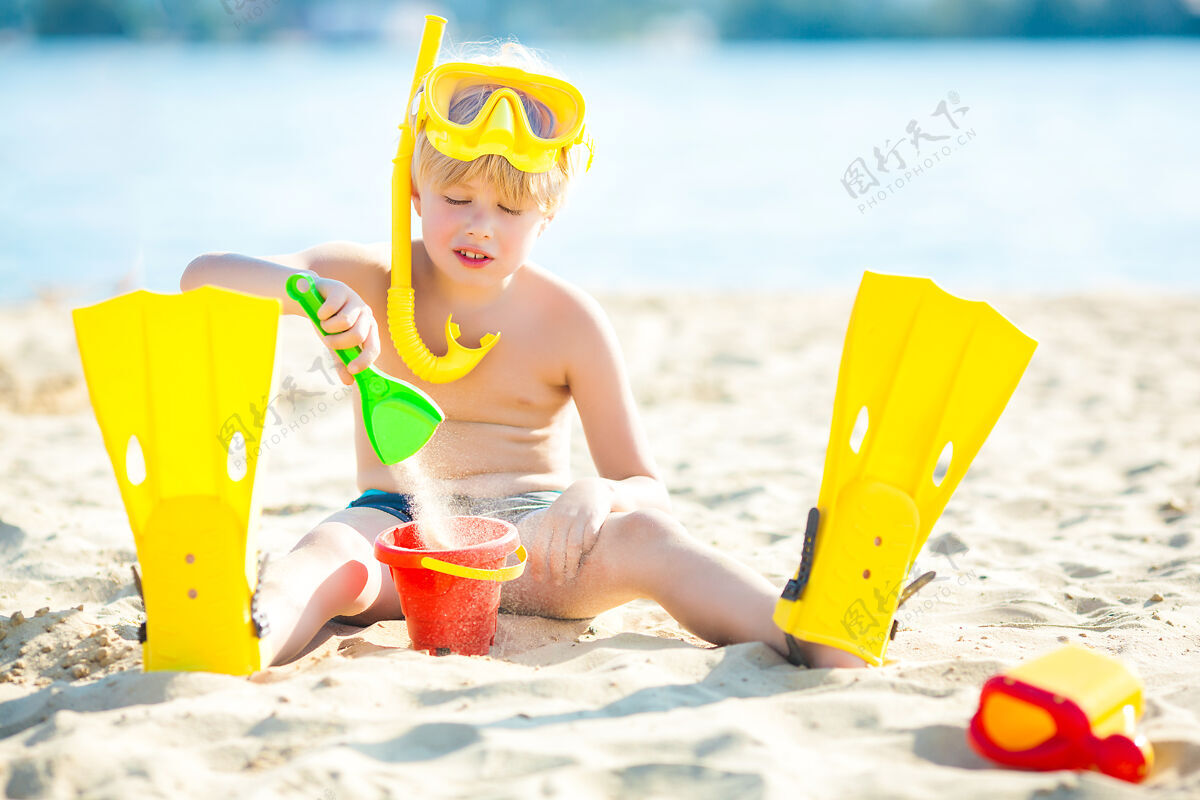 旅游床上可爱的小男孩海滩孩子玩得开心吗海岸线可爱孩子们在水边玩得很开心海滩飞溅晒黑