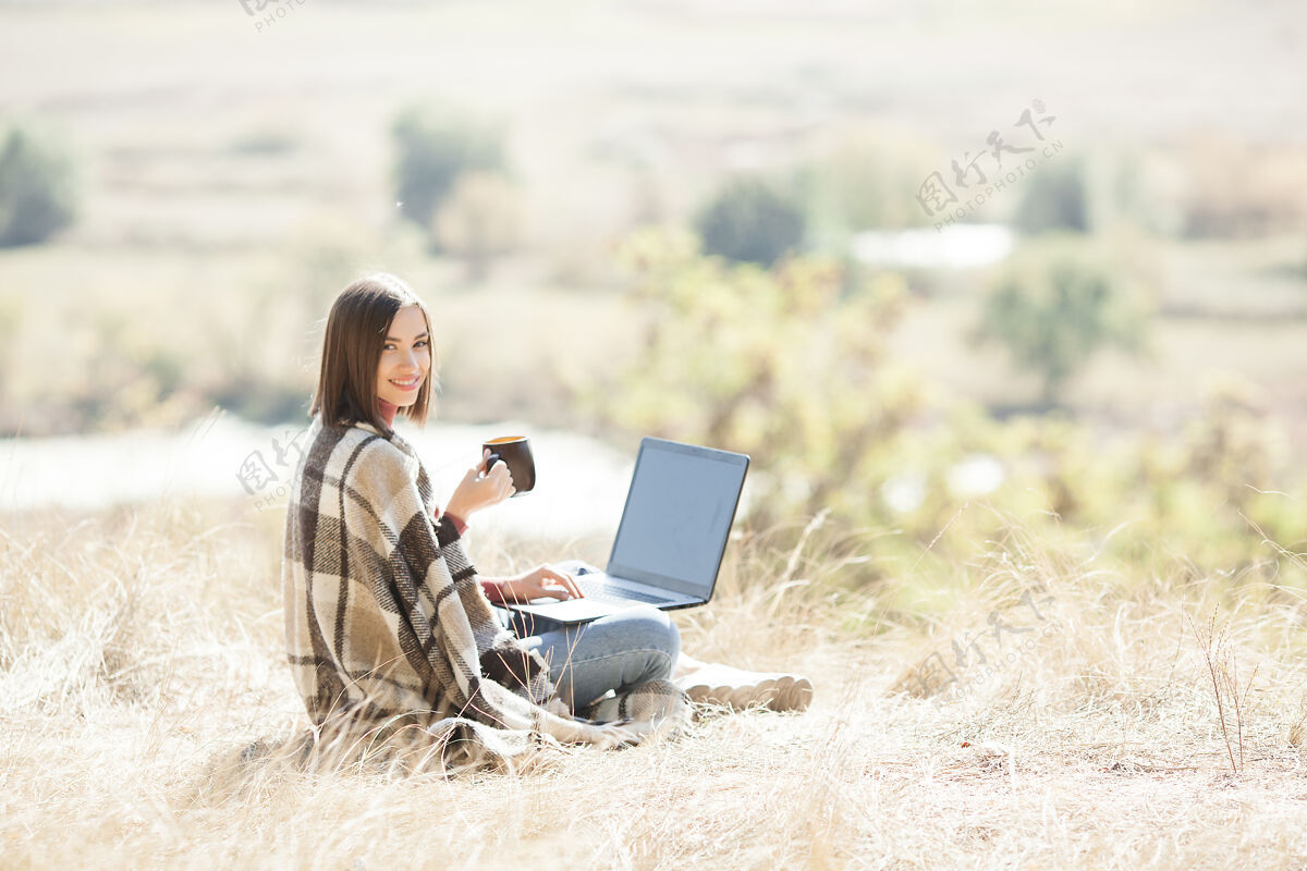 互联网女工户外.远程从事露营女在电脑上打字女性工作秋天