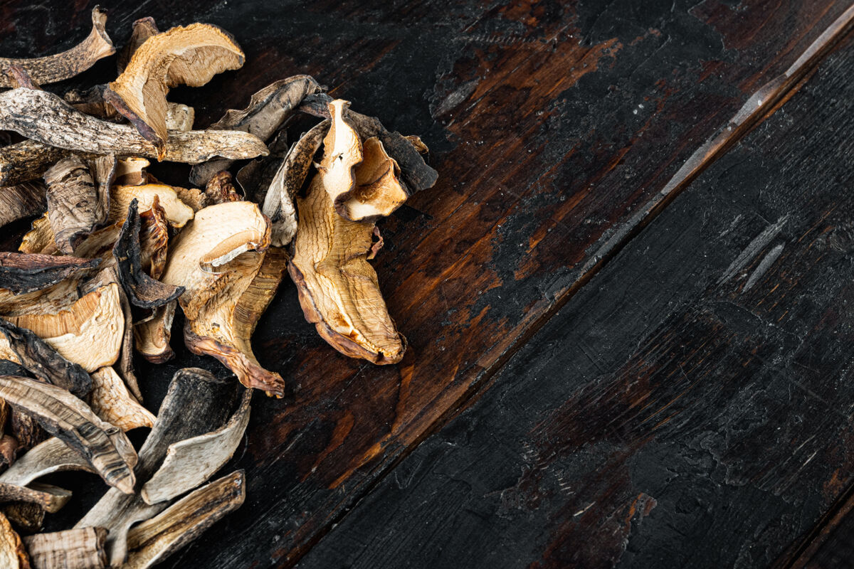 干燥干香菇套装 在旧的深色木桌上乡村木桌苔藓
