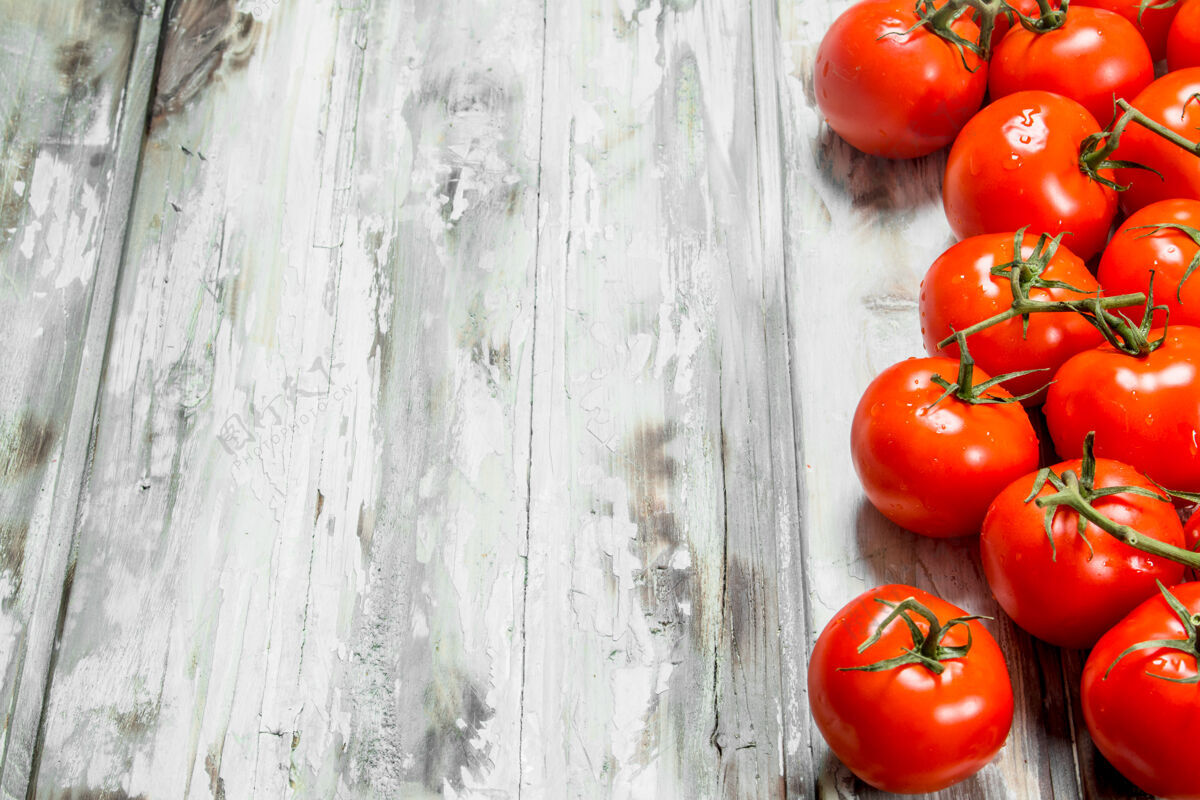 光滑熟香西红柿.on白色木质背景营养自然物体