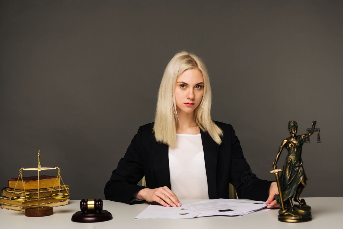 争议女律师在办公室工作持有法律就业