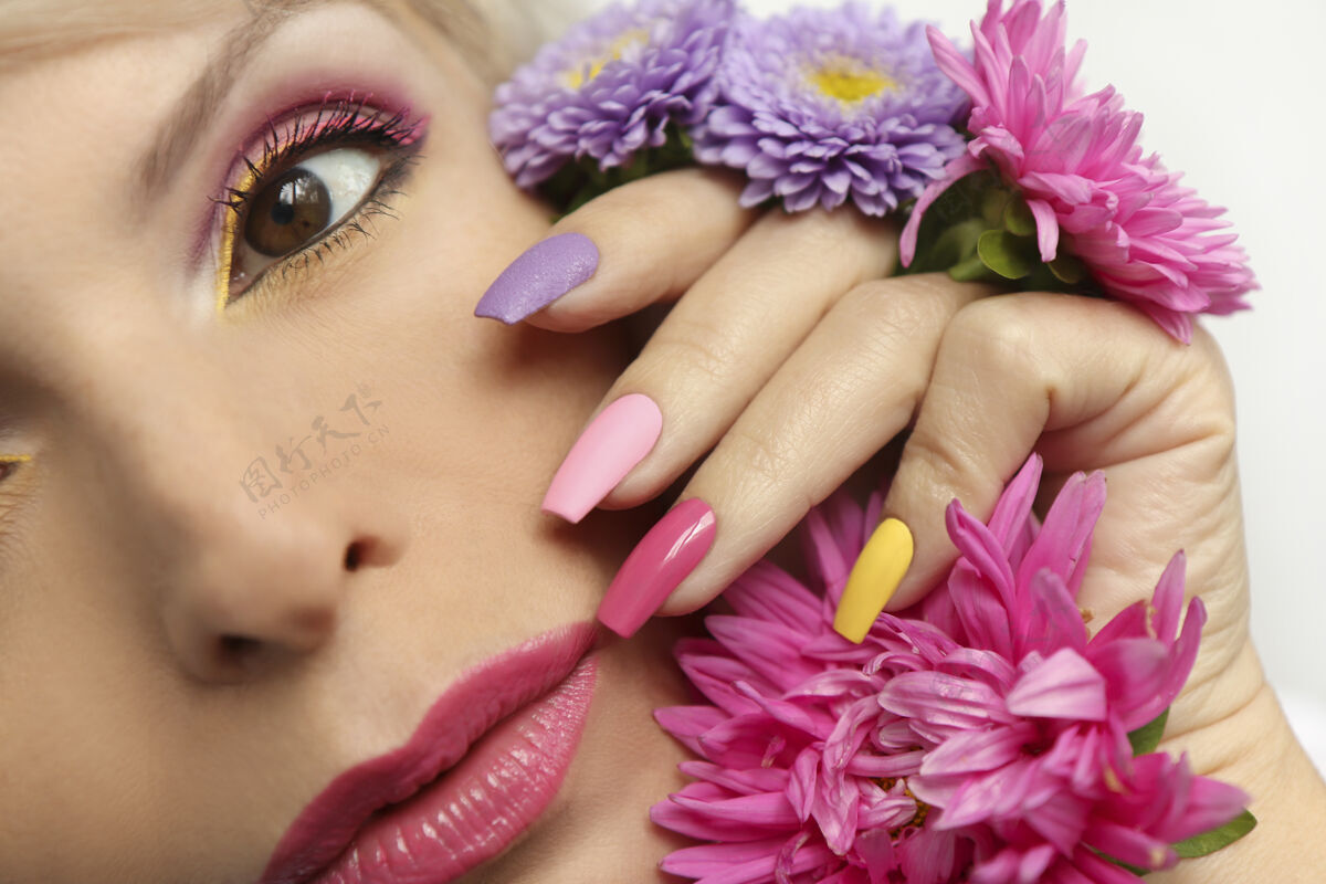 假指甲时尚的五彩妆容和修甲长指甲的女孩与紫苑哑光亚克力女人