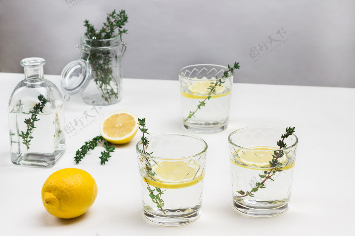 水三杯柠檬和百里香玻璃叶提神